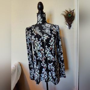 White House Black Market  🤍 (WHBM) Floral V-Neck Blouse 🖤🤍💙🤍🌷(Small)